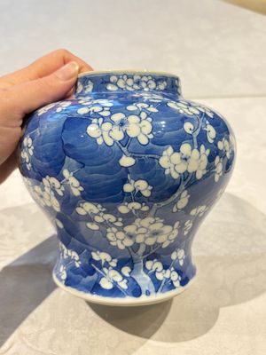 Two pairs of Chinese blue and white covered vases and a large covered vase, 19th C. — 照片 12