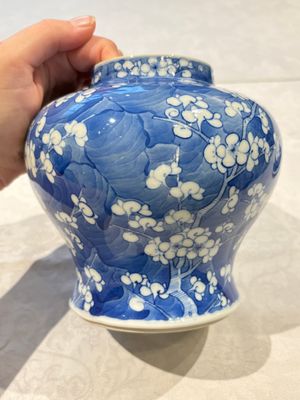 Two pairs of Chinese blue and white covered vases and a large covered vase, 19th C. — 照片 13