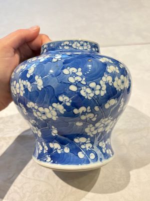 Two pairs of Chinese blue and white covered vases and a large covered vase, 19th C. — 照片 14