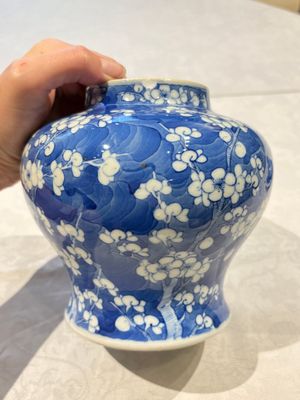 Two pairs of Chinese blue and white covered vases and a large covered vase, 19th C. — 照片 15