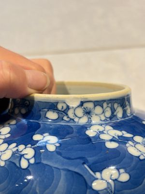 Two pairs of Chinese blue and white covered vases and a large covered vase, 19th C. — 照片 16