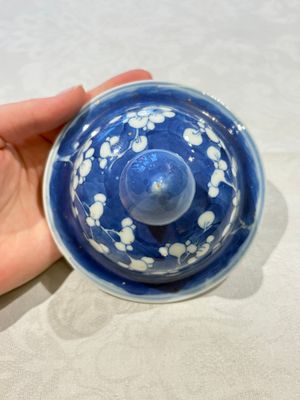 Two pairs of Chinese blue and white covered vases and a large covered vase, 19th C. — 照片 19