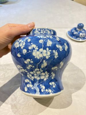 Two pairs of Chinese blue and white covered vases and a large covered vase, 19th C. — 照片 2