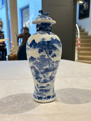 Two pairs of Chinese blue and white covered vases and a large covered vase, 19th C. — 照片 21