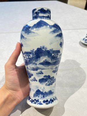 Two pairs of Chinese blue and white covered vases and a large covered vase, 19th C. — 照片 23