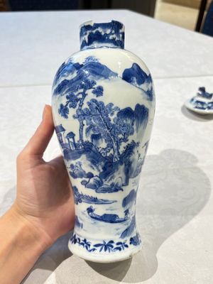 Two pairs of Chinese blue and white covered vases and a large covered vase, 19th C. — 照片 24