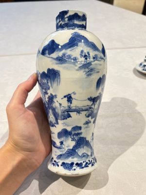 Two pairs of Chinese blue and white covered vases and a large covered vase, 19th C. — 照片 25