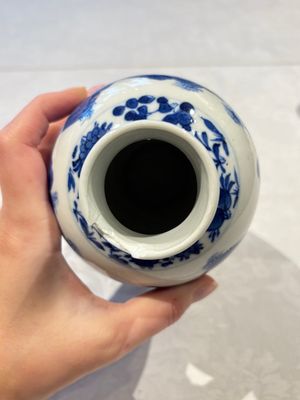 Two pairs of Chinese blue and white covered vases and a large covered vase, 19th C. — 照片 26