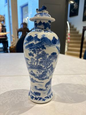 Two pairs of Chinese blue and white covered vases and a large covered vase, 19th C. — 照片 31