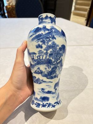 Two pairs of Chinese blue and white covered vases and a large covered vase, 19th C. — 照片 32