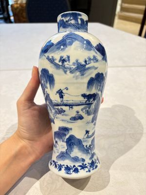 Two pairs of Chinese blue and white covered vases and a large covered vase, 19th C. — 照片 33