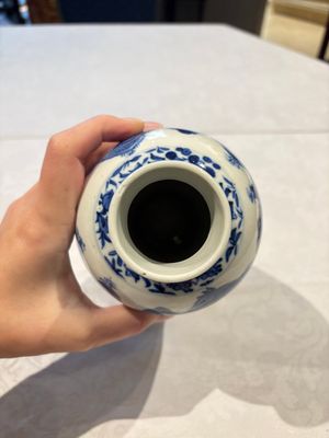 Two pairs of Chinese blue and white covered vases and a large covered vase, 19th C. — 照片 36