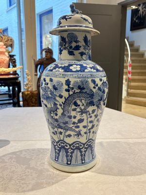 Two pairs of Chinese blue and white covered vases and a large covered vase, 19th C. — 照片 40