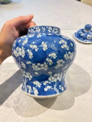 Two pairs of Chinese blue and white covered vases and a large covered vase, 19th C. — 照片 4