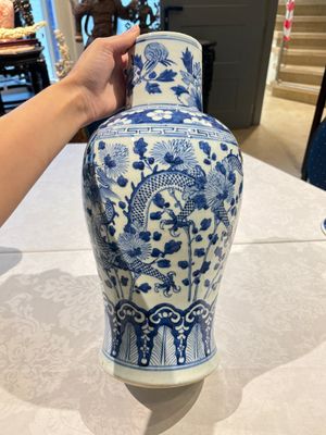 Two pairs of Chinese blue and white covered vases and a large covered vase, 19th C. — 照片 41