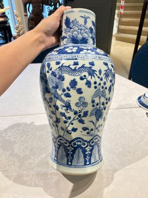 Two pairs of Chinese blue and white covered vases and a large covered vase, 19th C. — 照片 42
