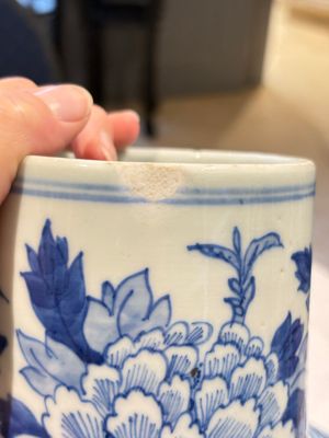 Two pairs of Chinese blue and white covered vases and a large covered vase, 19th C. — 照片 43