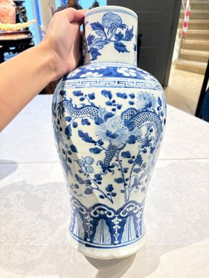 Two pairs of Chinese blue and white covered vases and a large covered vase, 19th C. — 照片 44