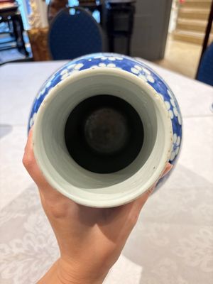 Two pairs of Chinese blue and white covered vases and a large covered vase, 19th C. — 照片 45