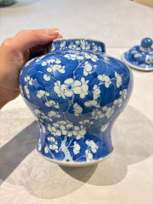 Two pairs of Chinese blue and white covered vases and a large covered vase, 19th C. — 照片 5