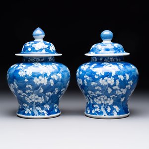 Two pairs of Chinese blue and white covered vases and a large covered vase, 19th C. — 照片 11