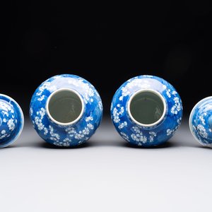 Two pairs of Chinese blue and white covered vases and a large covered vase, 19th C. — 照片 12
