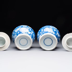Two pairs of Chinese blue and white covered vases and a large covered vase, 19th C. — 照片 13