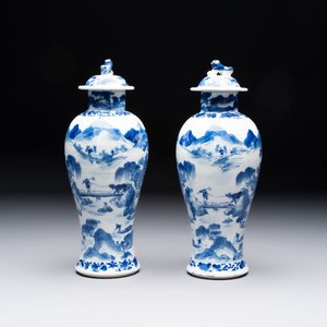 Two pairs of Chinese blue and white covered vases and a large covered vase, 19th C. — 照片 14