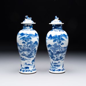 Two pairs of Chinese blue and white covered vases and a large covered vase, 19th C. — 照片 15