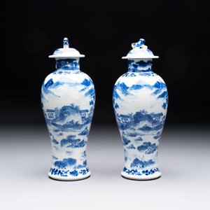 Two pairs of Chinese blue and white covered vases and a large covered vase, 19th C. — 照片 16