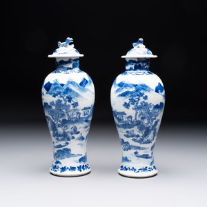 Two pairs of Chinese blue and white covered vases and a large covered vase, 19th C. — 照片 17
