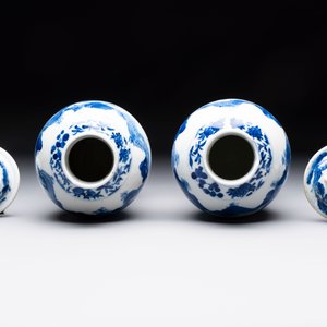 Two pairs of Chinese blue and white covered vases and a large covered vase, 19th C. — 照片 18