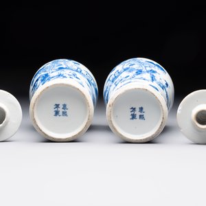 Two pairs of Chinese blue and white covered vases and a large covered vase, 19th C. — 照片 19