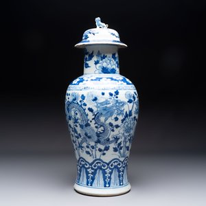 Two pairs of Chinese blue and white covered vases and a large covered vase, 19th C. — 照片 2