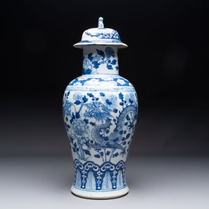 Two pairs of Chinese blue and white covered vases and a large covered vase, 19th C. — 照片 3