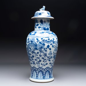 Two pairs of Chinese blue and white covered vases and a large covered vase, 19th C. — 照片 4