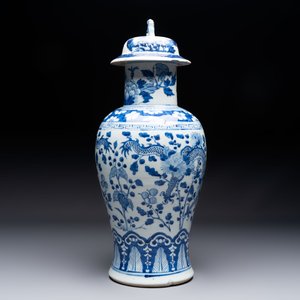 Two pairs of Chinese blue and white covered vases and a large covered vase, 19th C. — 照片 5