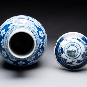 Two pairs of Chinese blue and white covered vases and a large covered vase, 19th C. — 照片 6