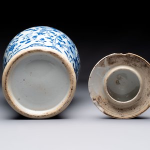 Two pairs of Chinese blue and white covered vases and a large covered vase, 19th C. — 照片 7