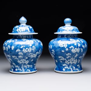 Two pairs of Chinese blue and white covered vases and a large covered vase, 19th C. — 照片 8