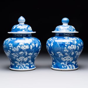 Two pairs of Chinese blue and white covered vases and a large covered vase, 19th C. — 照片 9