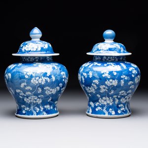 Two pairs of Chinese blue and white covered vases and a large covered vase, 19th C. — 照片 10
