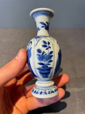 Two pairs of Chinese blue and white 'Long Eliza' vases, jade mark, Kangxi — 照片 11