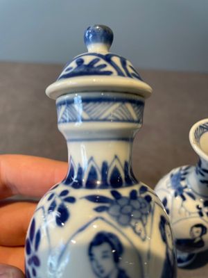 Two pairs of Chinese blue and white 'Long Eliza' vases, jade mark, Kangxi — 照片 2
