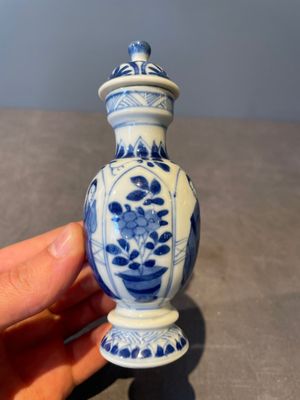 Two pairs of Chinese blue and white 'Long Eliza' vases, jade mark, Kangxi — 照片 5