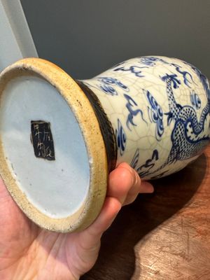 Two pairs of Chinese blue and white Nanking crackle-glazed 'dragon' vases and a dish, Chenghua mark, 19th C. — 照片 11