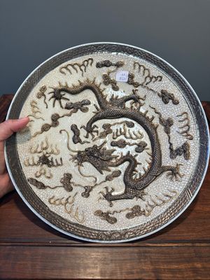 Two pairs of Chinese blue and white Nanking crackle-glazed 'dragon' vases and a dish, Chenghua mark, 19th C. — 照片 14
