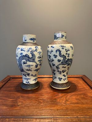 Two pairs of Chinese blue and white Nanking crackle-glazed 'dragon' vases and a dish, Chenghua mark, 19th C. — 照片 8