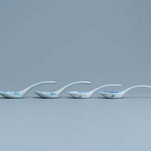 Two pairs of Chinese blue and white spoons, 19th C. — photo 3
