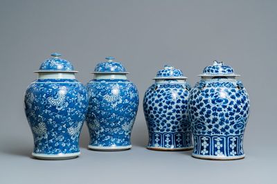 Two pairs of Chinese blue and white vases and covers, 19/20th C.
